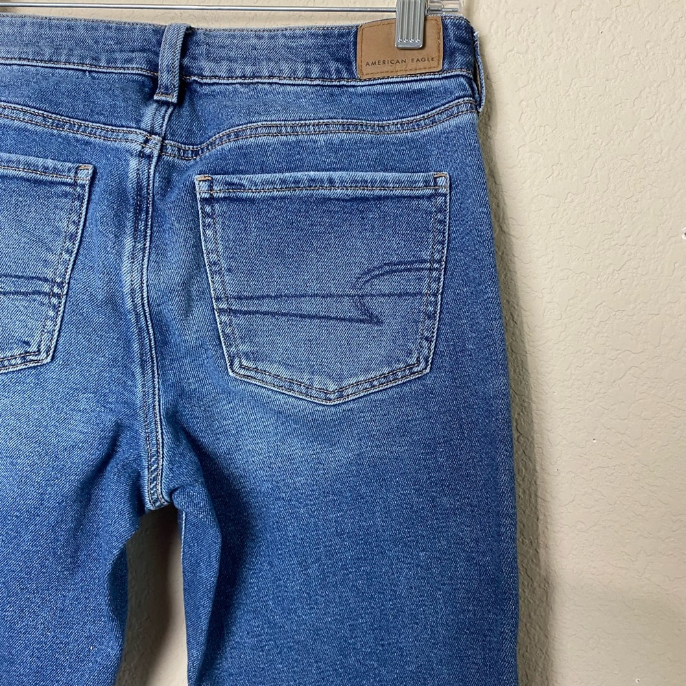 American Eagle Tomgirl Medium Wash Button Tab Straight Leg Jeans Size 28” - Picture 9 of 15